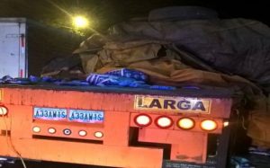 Accidente en la bajada de Tazón deja un muerto y un camión saqueado