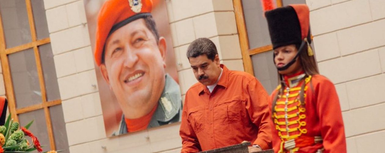 La tenebrosa foto del día: Maduro y su plan de gobierno frente a la tumba de Chávez