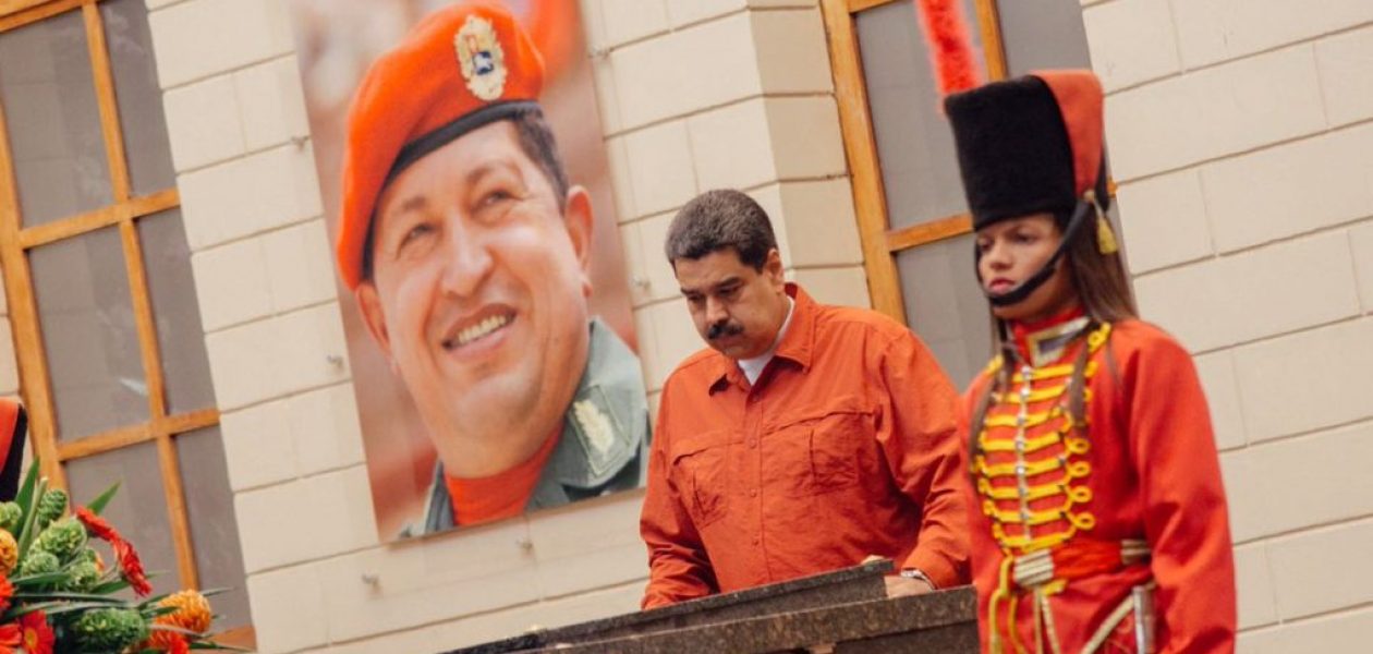 La tenebrosa foto del día: Maduro y su plan de gobierno frente a la tumba de Chávez
