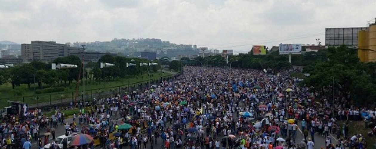 Plantón en Caracas se mantiene en la autopista Francisco Fajardo