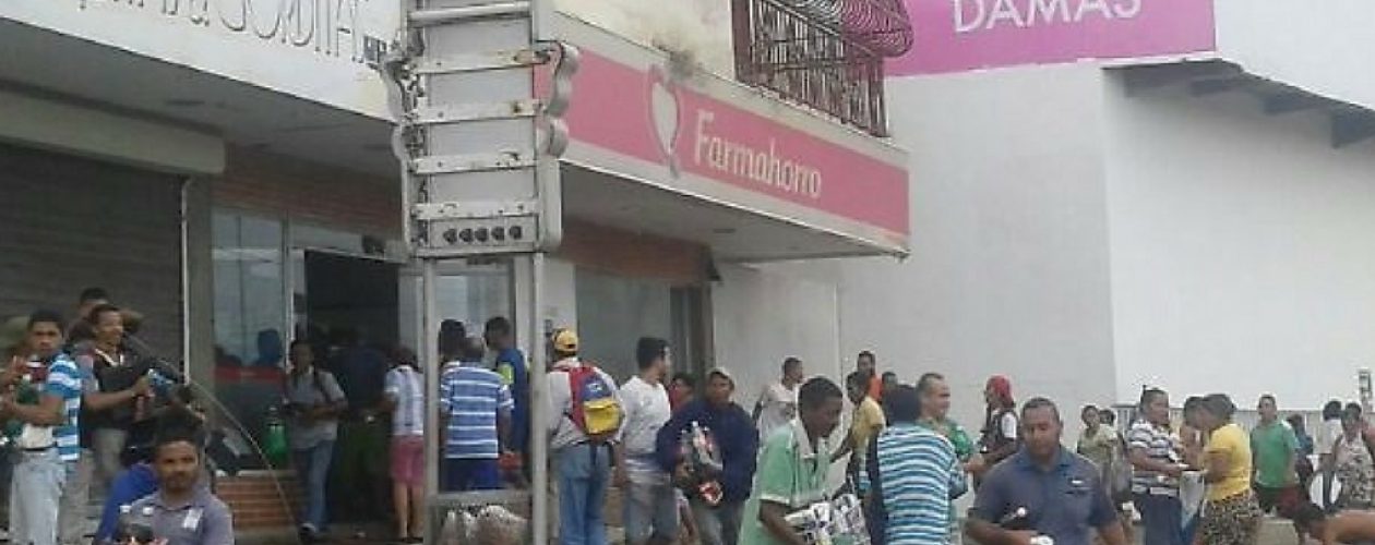 Entregan créditos a 28 comercios afectados por saqueo en Ciudad Bolívar