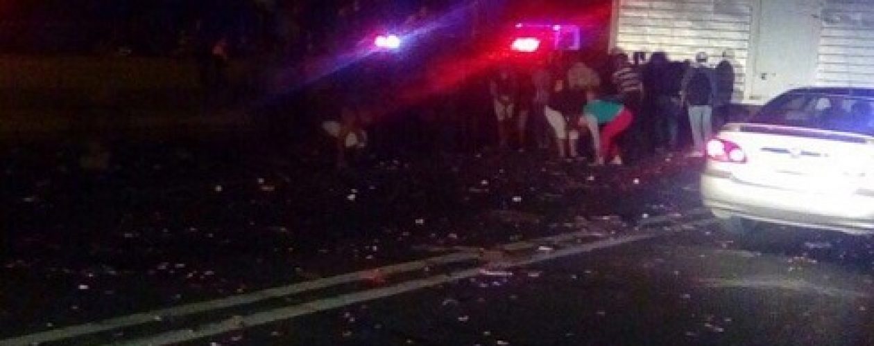 Saquean camión volcado en accidente en la bajada de Tazón