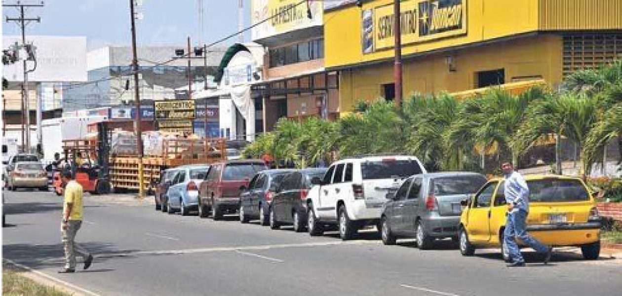 Carros sin baterías: Escasez obligan a pernoctar en las colas