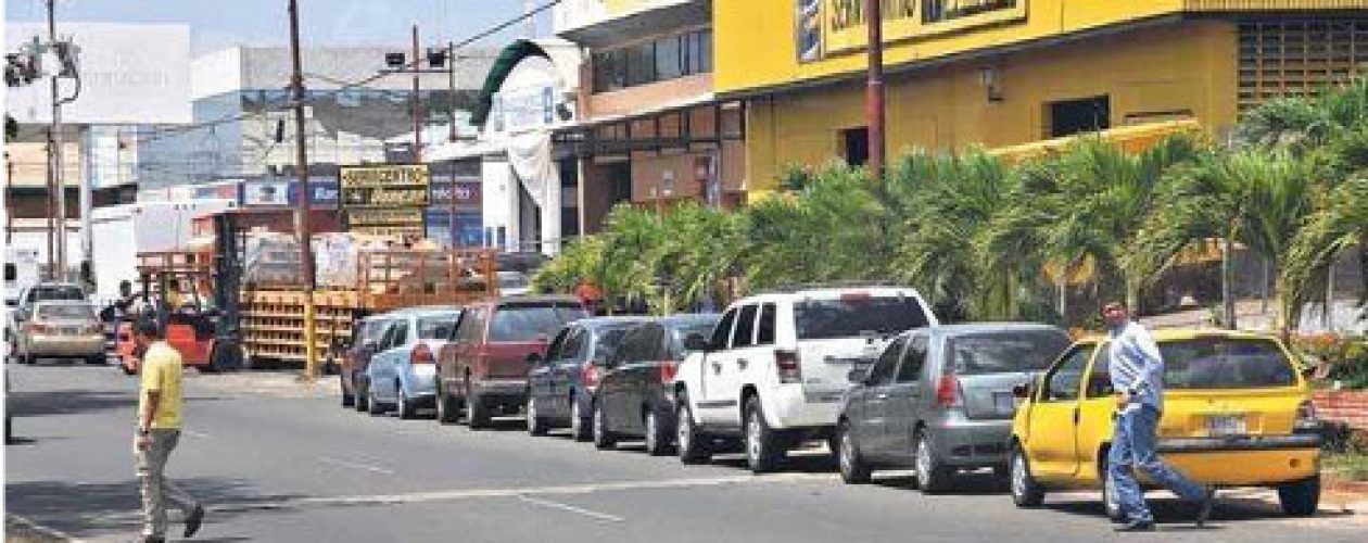 Carros sin baterías: Escasez obligan a pernoctar en las colas