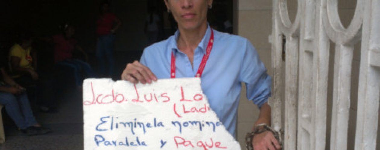 Mujer se encadena en Corposalud Aragua ante incumplimiento de pago