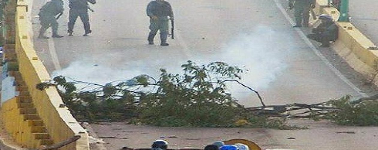 Dos personas heridas durante represión en Valle Hondo