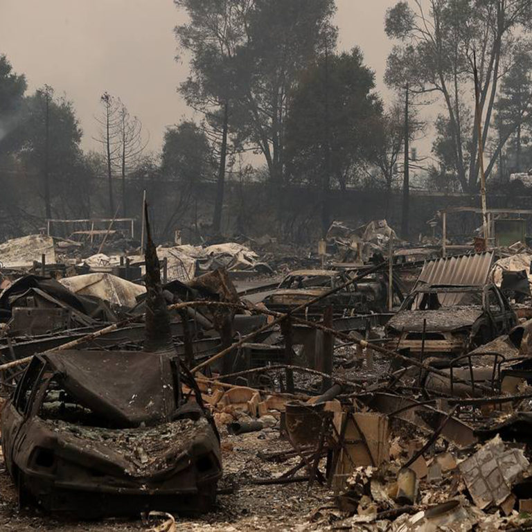 Incendio en California deja 10 muertos y 1 mil 500 edificios destruidos